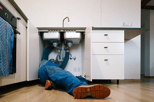 Professional Emergency Plumber technician working in Spencerville, IN